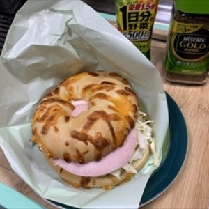 山盛りキャベツとハムのベーグルサンド♪